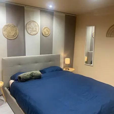 Montmartre Shelter Paryż